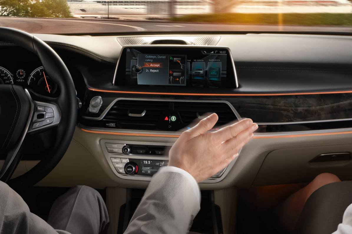 To adjust gestures and voice أنظمة التحكم بالإيماءات والصوت