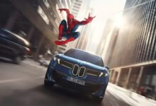 شاشة نظام المعلومات والترفيه في سيارة BMW تعرض رسوم سبايدر مان
