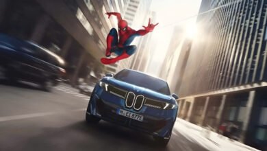 شاشة نظام المعلومات والترفيه في سيارة BMW تعرض رسوم سبايدر مان