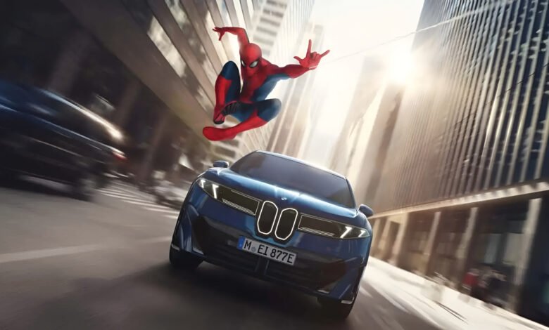 شاشة نظام المعلومات والترفيه في سيارة BMW تعرض رسوم سبايدر مان