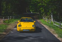 بورشه 911 كاريرا RS 3.8 موديل 1993 باللون الأصفر Speed Yellow