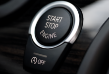 توقف محرك السيارة تلقائيًا عند الإشارة الحمراء بسبب نظام Start Stop