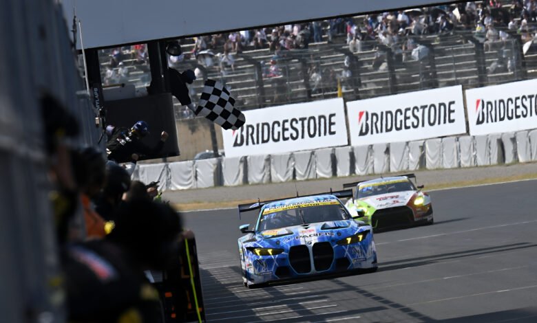 يوسكي تومباياشي خلال مشاركته في سباق Super GT بسيارة BMW M4 GT3 EVO