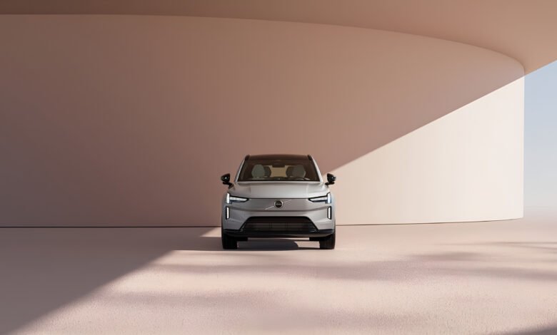 فولفو EX90 SUV كهربائية كبيرة الحجم بثلاثة صفوف من المقاعد وسبعة مقاعد