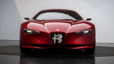 سيارة ألفا روميو Cuorerosso الاختبارية بأربعة أبواب وتصميم رياضي منخفض ومحرك بنزين سداسي الأسطوانات