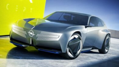 سيارة أوبل STX Concept الاختبارية الكهربائية بتصميم ستيشن واجن وواجهة Vizor وعجلات 22 بوصة