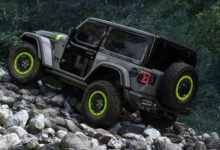 جيب رانجلر Switchback 2027 بلوني الأسود اللامع والرمادي مع لمسات خضراء وعجلات رياضية