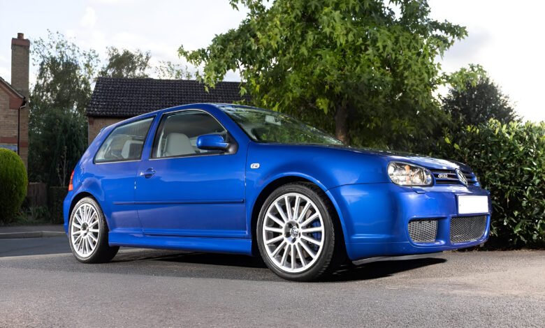 سيارة فولكس فاجن Golf R32 موديل 2003 بمحرك VR6 سعة 3.2 لتر، معروضة في مزاد لندن 2026.